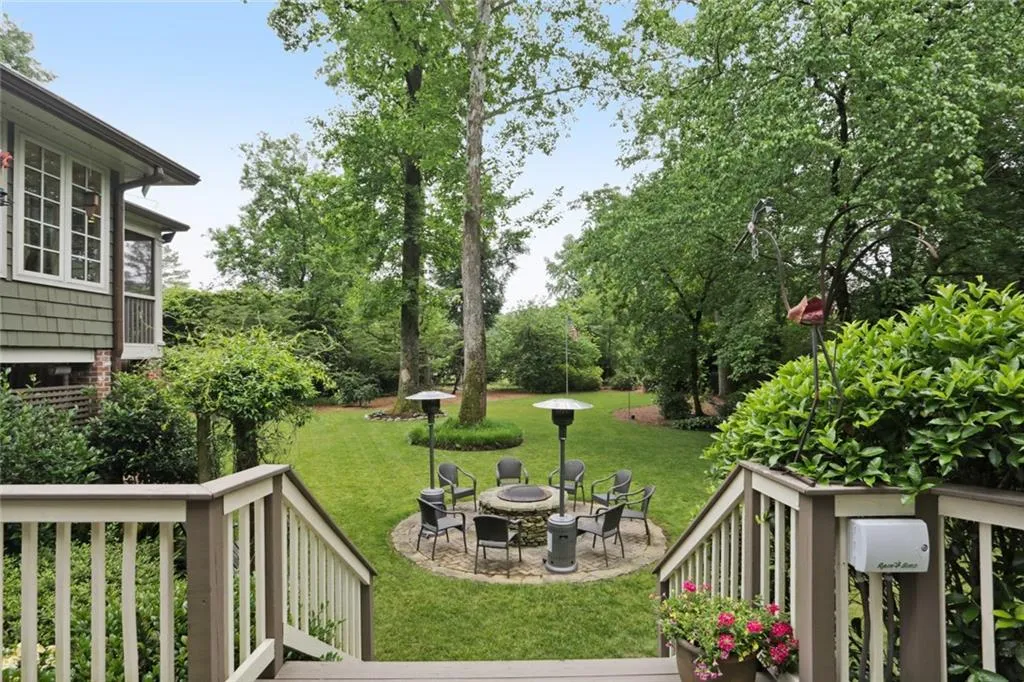 560 High Point Lane, Sandy Springs, Georgia 30342, 4 Bedrooms Bedrooms, ,3 BathroomsBathrooms,Residential,Sold,560 High Point Lane,7057377