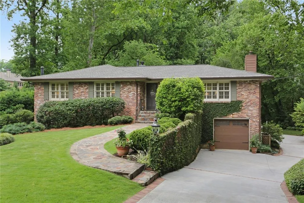 560 High Point Lane, Sandy Springs, Georgia 30342, 4 Bedrooms Bedrooms, ,3 BathroomsBathrooms,Residential,Sold,560 High Point Lane,7057377