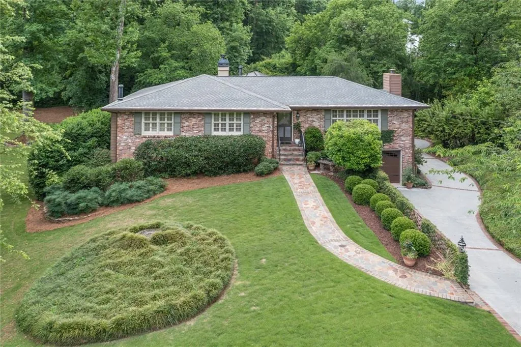 560 High Point Lane, Sandy Springs, Georgia 30342, 4 Bedrooms Bedrooms, ,3 BathroomsBathrooms,Residential,Sold,560 High Point Lane,7057377