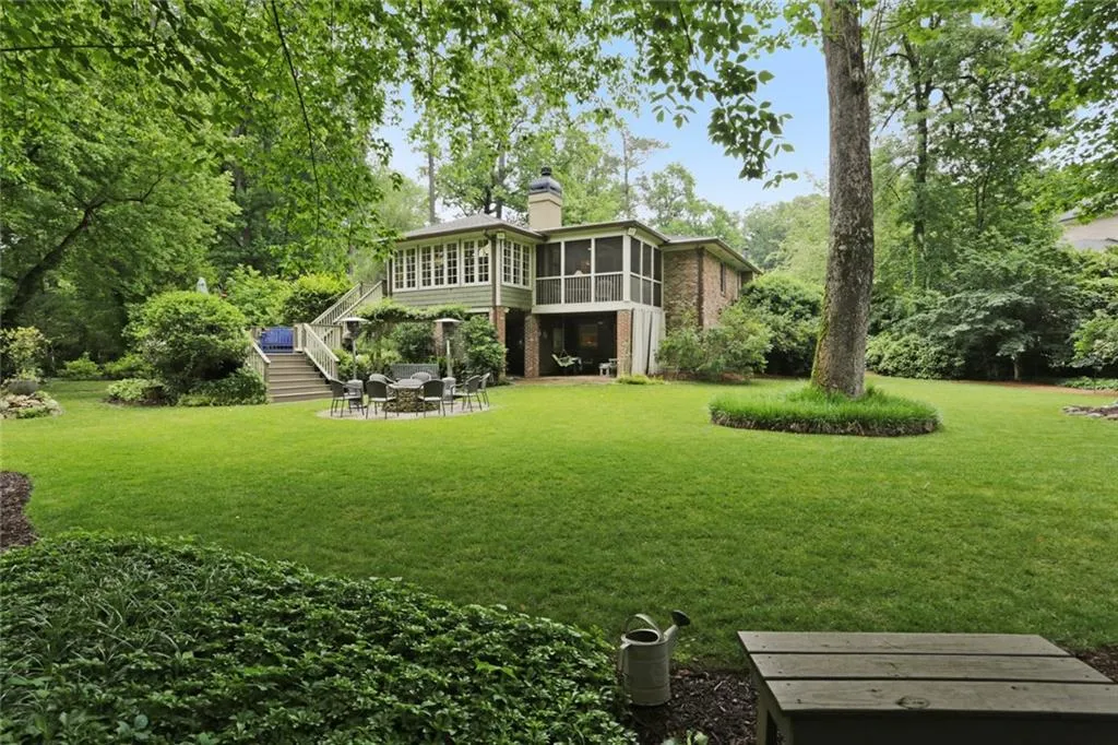560 High Point Lane, Sandy Springs, Georgia 30342, 4 Bedrooms Bedrooms, ,3 BathroomsBathrooms,Residential,Sold,560 High Point Lane,7057377