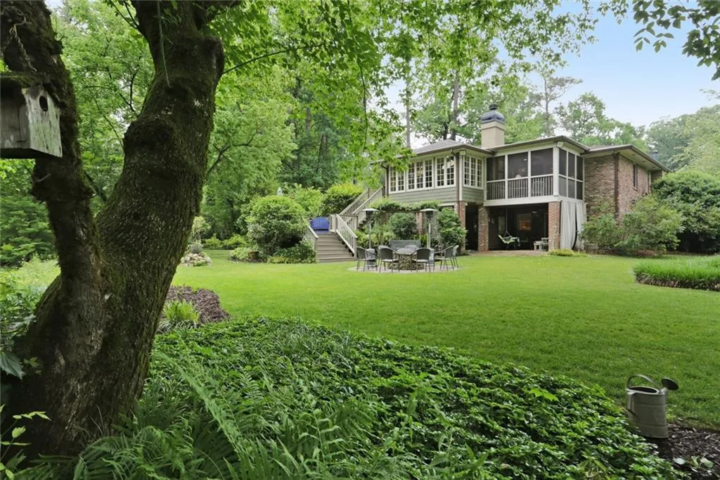 560 High Point Lane, Sandy Springs, Georgia 30342, 4 Bedrooms Bedrooms, ,3 BathroomsBathrooms,Residential,Sold,560 High Point Lane,7057377