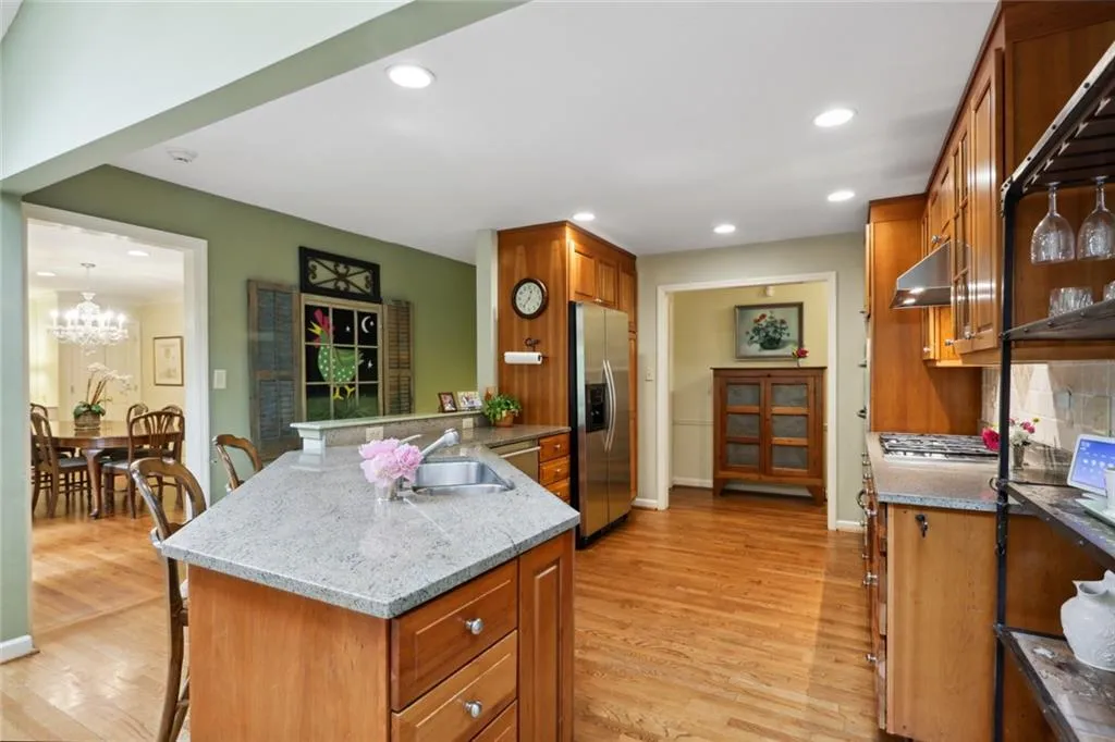 560 High Point Lane, Sandy Springs, Georgia 30342, 4 Bedrooms Bedrooms, ,3 BathroomsBathrooms,Residential,Sold,560 High Point Lane,7057377