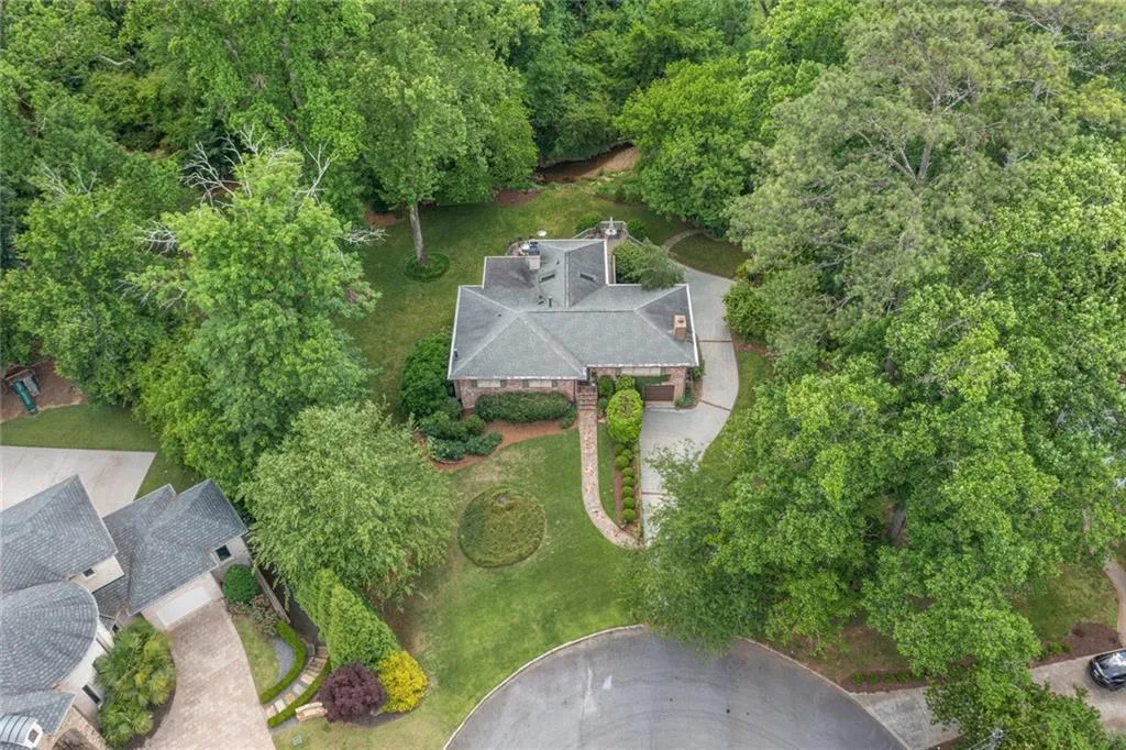 560 High Point Lane, Sandy Springs, Georgia 30342, 4 Bedrooms Bedrooms, ,3 BathroomsBathrooms,Residential,Sold,560 High Point Lane,7057377