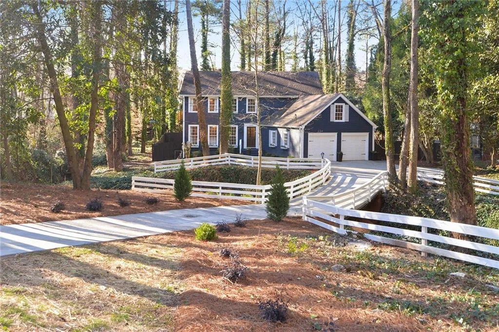 7250 Hunters Branch Drive, Atlanta, Georgia 30328, 4 Bedrooms Bedrooms, ,2 BathroomsBathrooms,Residential,Sold,7250 Hunters Branch Drive,6663277