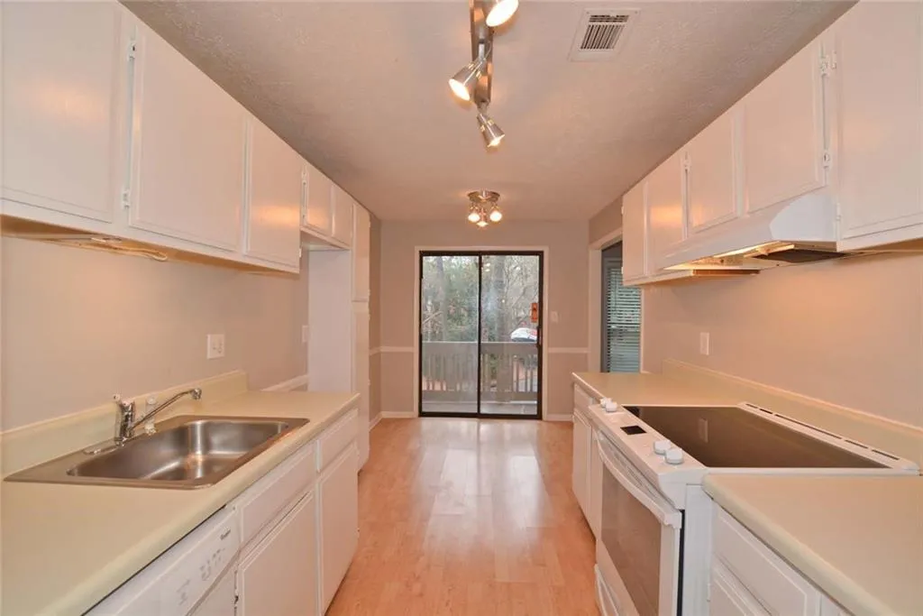 8740 Roswell Road Unit 5f, Atlanta, Georgia 30350, 2 Bedrooms Bedrooms, ,2 BathroomsBathrooms,Residential,Sold,8740 Roswell Road Unit 5f,6109005