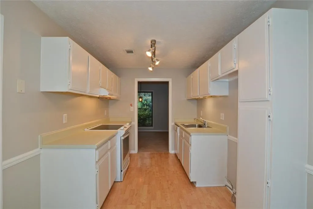 8740 Roswell Road Unit 5f, Atlanta, Georgia 30350, 2 Bedrooms Bedrooms, ,2 BathroomsBathrooms,Residential,Sold,8740 Roswell Road Unit 5f,6109005