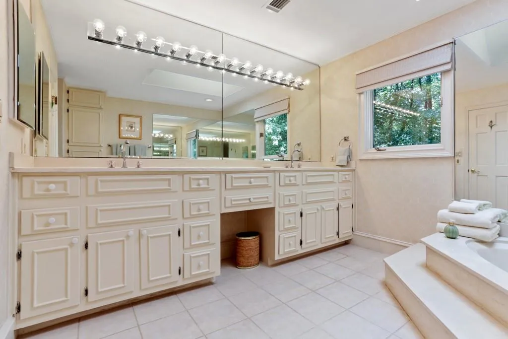 380 Spindle Court, Sandy Springs, Georgia 30350, 6 Bedrooms Bedrooms, ,5 BathroomsBathrooms,Residential,Sold,380 Spindle Court,6613197