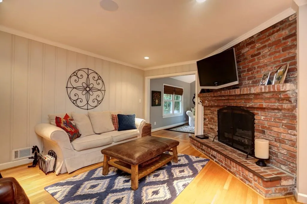 6855 Castleton Drive, Sandy Springs, Georgia 30328, 4 Bedrooms Bedrooms, ,3 BathroomsBathrooms,Residential,Sold,6855 Castleton Drive,5556677