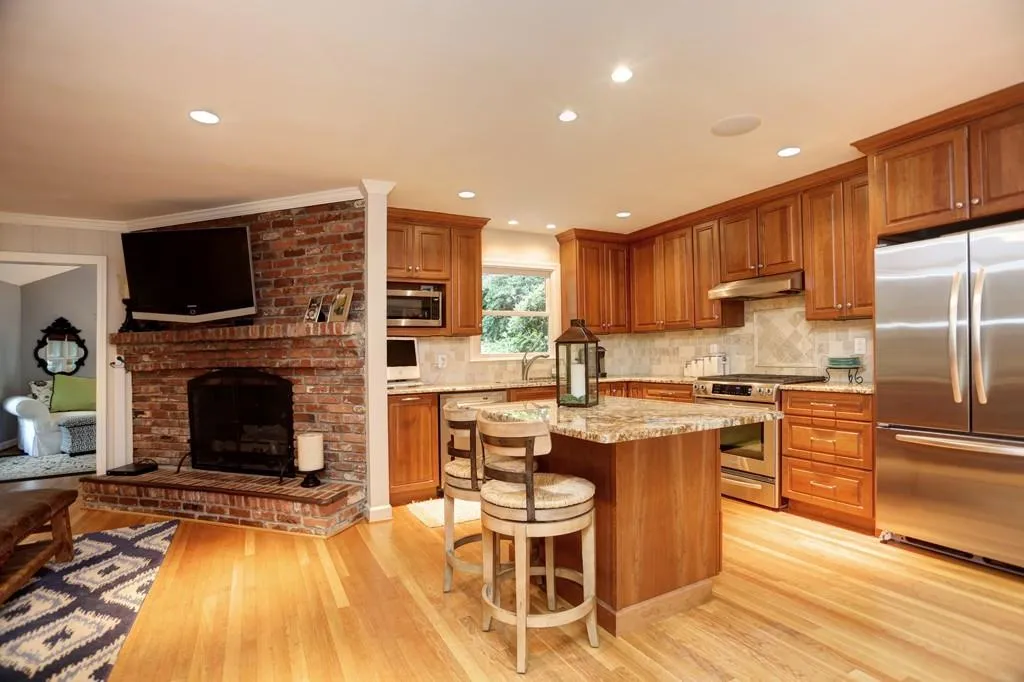 6855 Castleton Drive, Sandy Springs, Georgia 30328, 4 Bedrooms Bedrooms, ,3 BathroomsBathrooms,Residential,Sold,6855 Castleton Drive,5556677