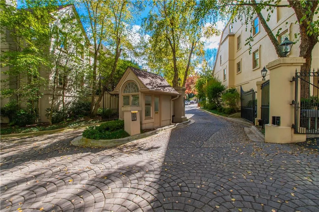 2525 Peachtree Road Ne Unit 3, Atlanta, Georgia 30305, 3 Bedrooms Bedrooms, ,3 BathroomsBathrooms,Residential,Sold,2525 Peachtree Road Ne Unit 3,5684809