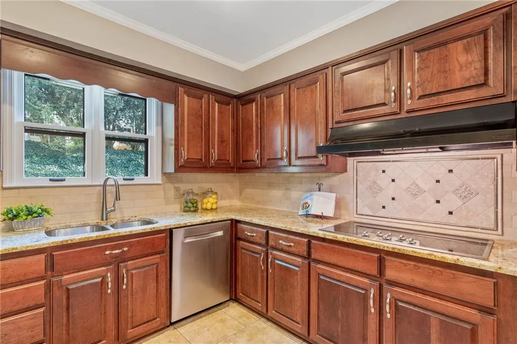 6165 Weatherly Drive, Sandy Springs, Georgia 30328, 5 Bedrooms Bedrooms, ,4 BathroomsBathrooms,Residential,Sold,6165 Weatherly Drive,6674332