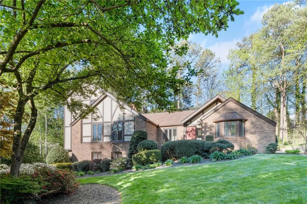 6165 Weatherly Drive, Sandy Springs, Georgia 30328, 5 Bedrooms Bedrooms, ,4 BathroomsBathrooms,Residential,Sold,6165 Weatherly Drive,6674332