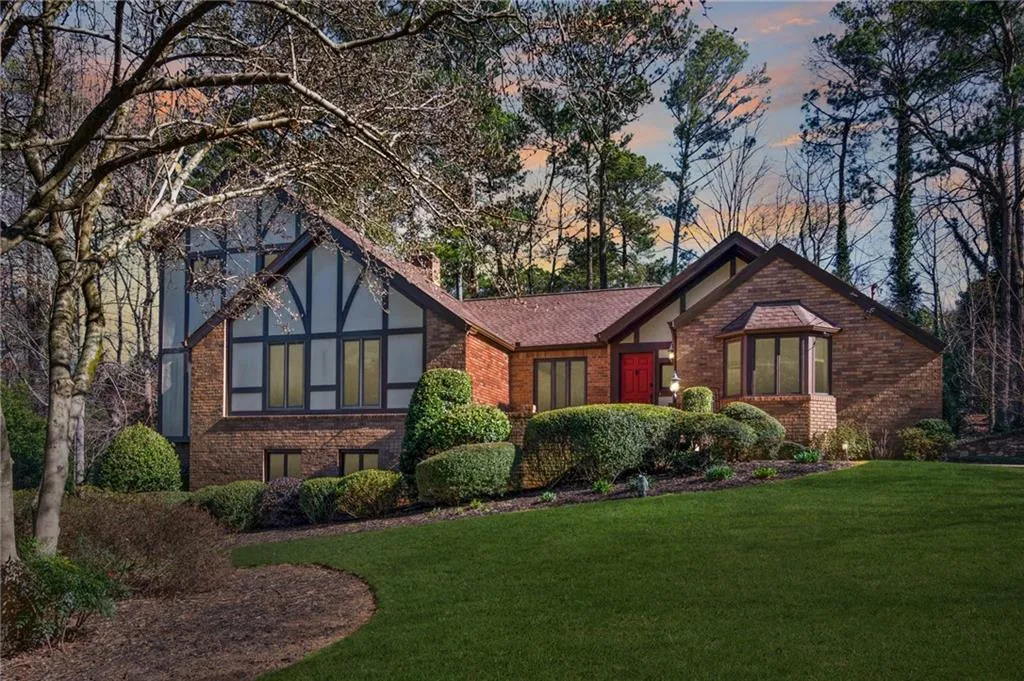 6165 Weatherly Drive, Sandy Springs, Georgia 30328, 5 Bedrooms Bedrooms, ,4 BathroomsBathrooms,Residential,Sold,6165 Weatherly Drive,6674332