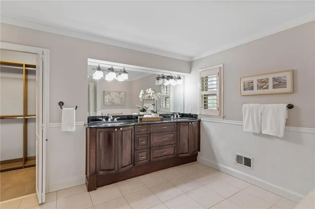 6165 Weatherly Drive, Sandy Springs, Georgia 30328, 5 Bedrooms Bedrooms, ,4 BathroomsBathrooms,Residential,Sold,6165 Weatherly Drive,6674332