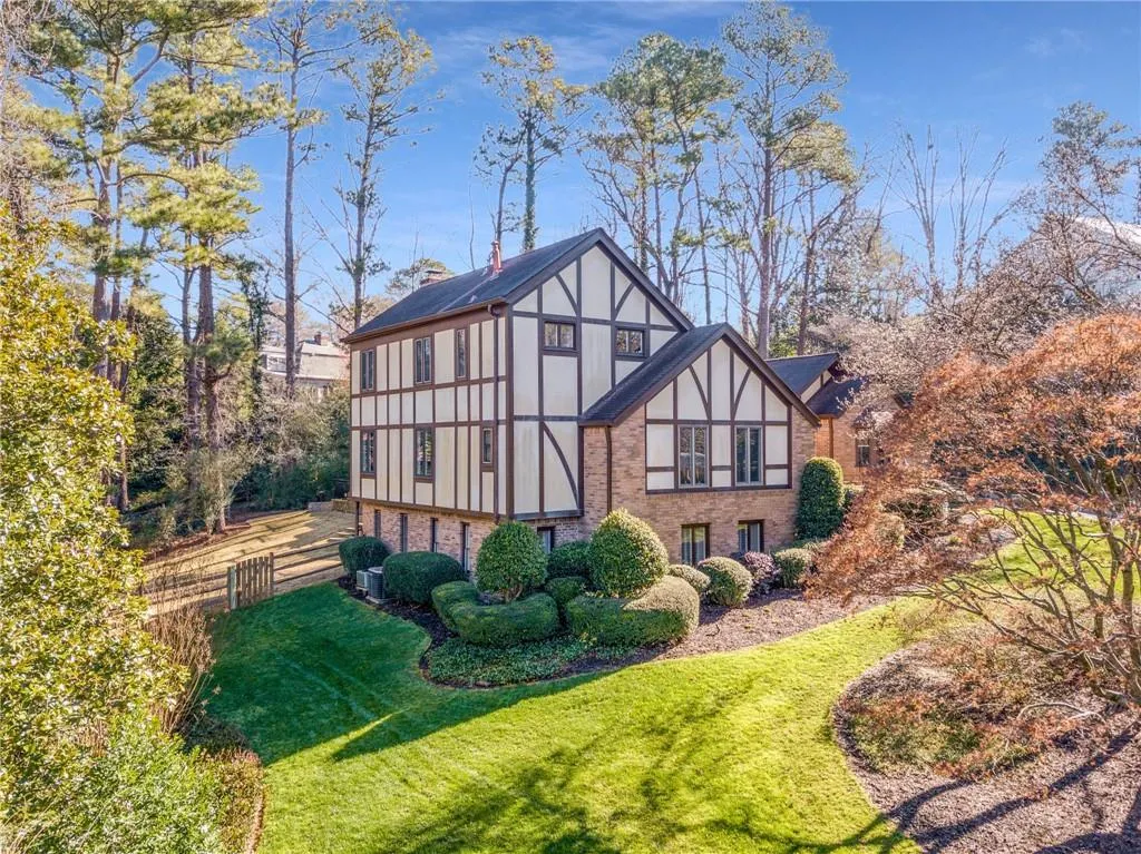 6165 Weatherly Drive, Sandy Springs, Georgia 30328, 5 Bedrooms Bedrooms, ,4 BathroomsBathrooms,Residential,Sold,6165 Weatherly Drive,6674332