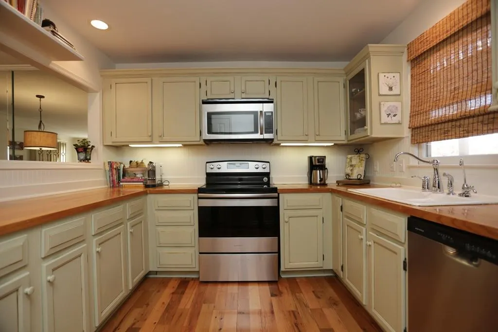 808 Camden Court, Sandy Springs, Georgia 30327, 2 Bedrooms Bedrooms, ,2 BathroomsBathrooms,Residential,Sold,808 Camden Court,5804981