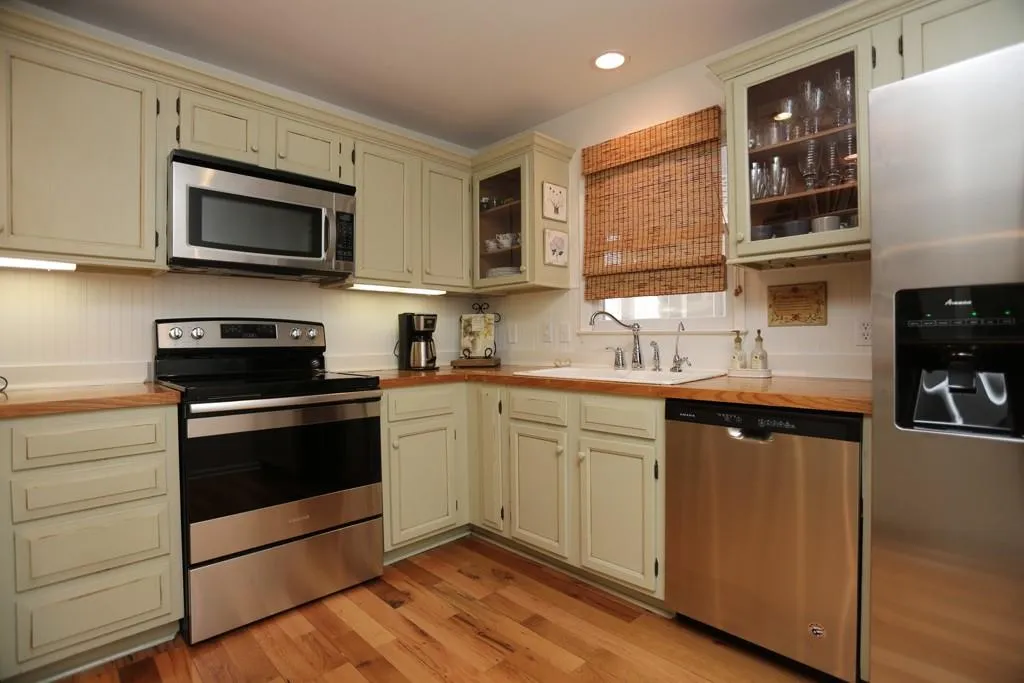 808 Camden Court, Sandy Springs, Georgia 30327, 2 Bedrooms Bedrooms, ,2 BathroomsBathrooms,Residential,Sold,808 Camden Court,5804981