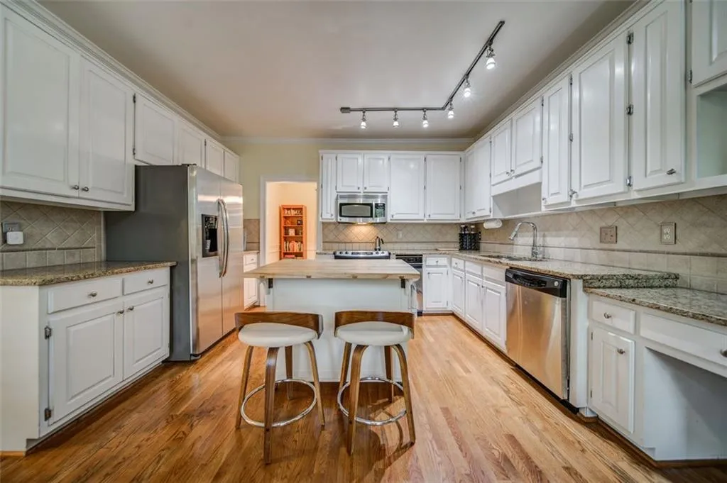 7155 Roswell Road Unit 14, Sandy Springs, Georgia 30328, 2 Bedrooms Bedrooms, ,2 BathroomsBathrooms,Residential,Sold,7155 Roswell Road Unit 14,7136783