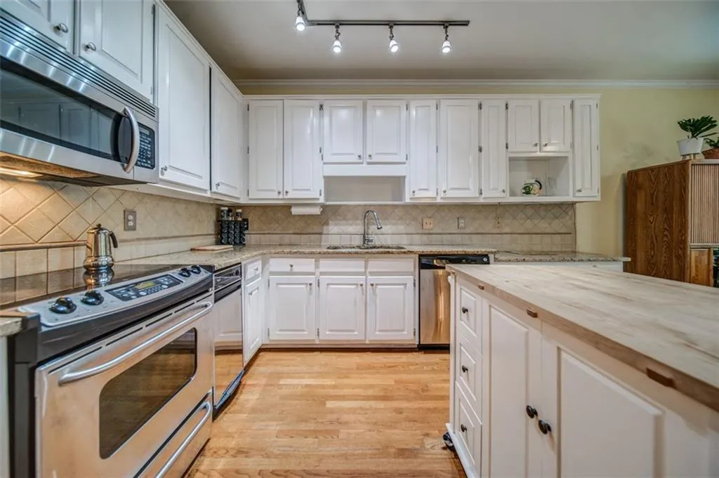 7155 Roswell Road Unit 14, Sandy Springs, Georgia 30328, 2 Bedrooms Bedrooms, ,2 BathroomsBathrooms,Residential,Sold,7155 Roswell Road Unit 14,7136783