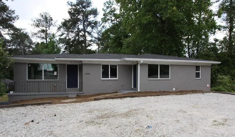 Ranch-style house with a porch