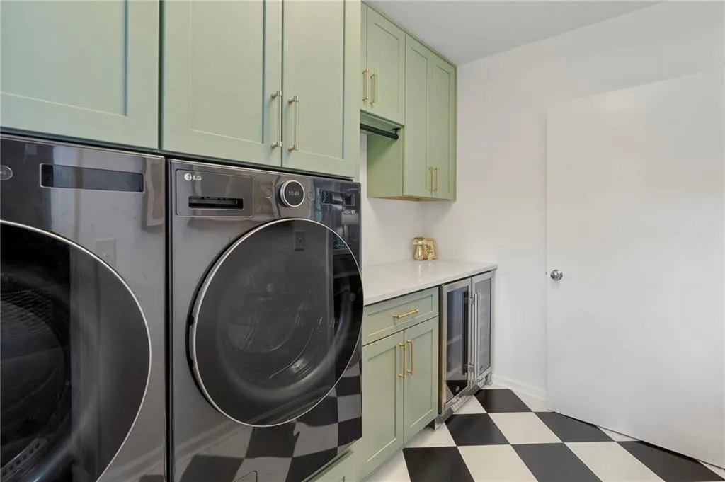 2086 Lenox Road Ne, Atlanta, Georgia 30324, 3 Bedrooms Bedrooms, ,2 BathroomsBathrooms,Residential,For Sale,2086 Lenox Road Ne,7646234