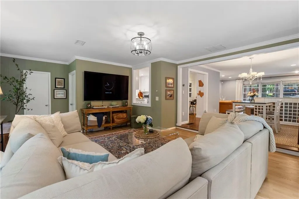2086 Lenox Road Ne, Atlanta, Georgia 30324, 3 Bedrooms Bedrooms, ,2 BathroomsBathrooms,Residential,For Sale,2086 Lenox Road Ne,7646234