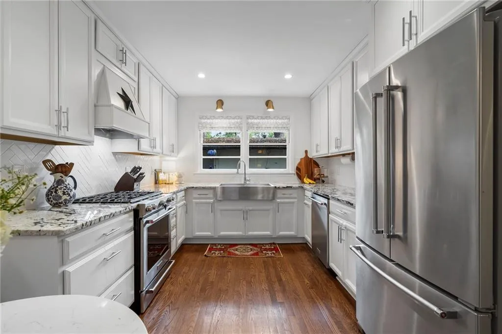 2086 Lenox Road Ne, Atlanta, Georgia 30324, 3 Bedrooms Bedrooms, ,2 BathroomsBathrooms,Residential,For Sale,2086 Lenox Road Ne,7646234