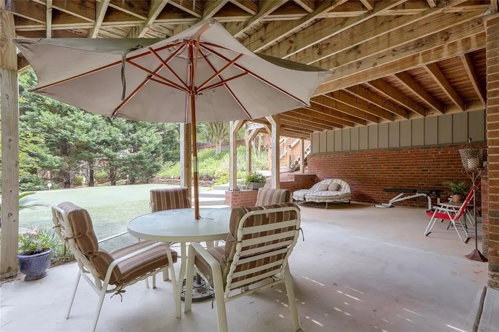 420 Overview Drive, Sandy Springs, Georgia 30327, 4 Bedrooms Bedrooms, ,3 BathroomsBathrooms,Residential,Sold,420 Overview Drive,6729190