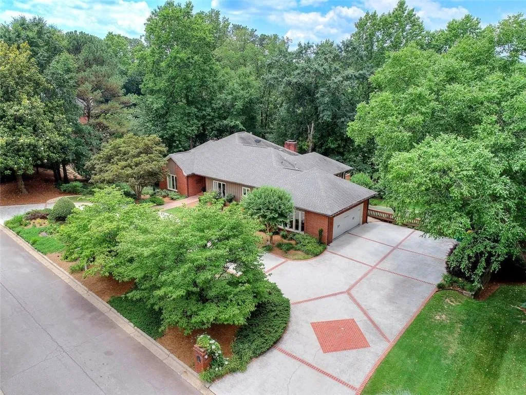 420 Overview Drive, Sandy Springs, Georgia 30327, 4 Bedrooms Bedrooms, ,3 BathroomsBathrooms,Residential,Sold,420 Overview Drive,6729190