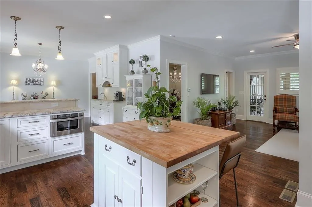 420 Overview Drive, Sandy Springs, Georgia 30327, 4 Bedrooms Bedrooms, ,3 BathroomsBathrooms,Residential,Sold,420 Overview Drive,6729190