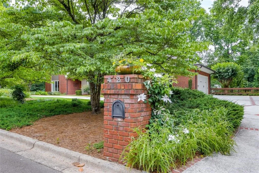 420 Overview Drive, Sandy Springs, Georgia 30327, 4 Bedrooms Bedrooms, ,3 BathroomsBathrooms,Residential,Sold,420 Overview Drive,6729190