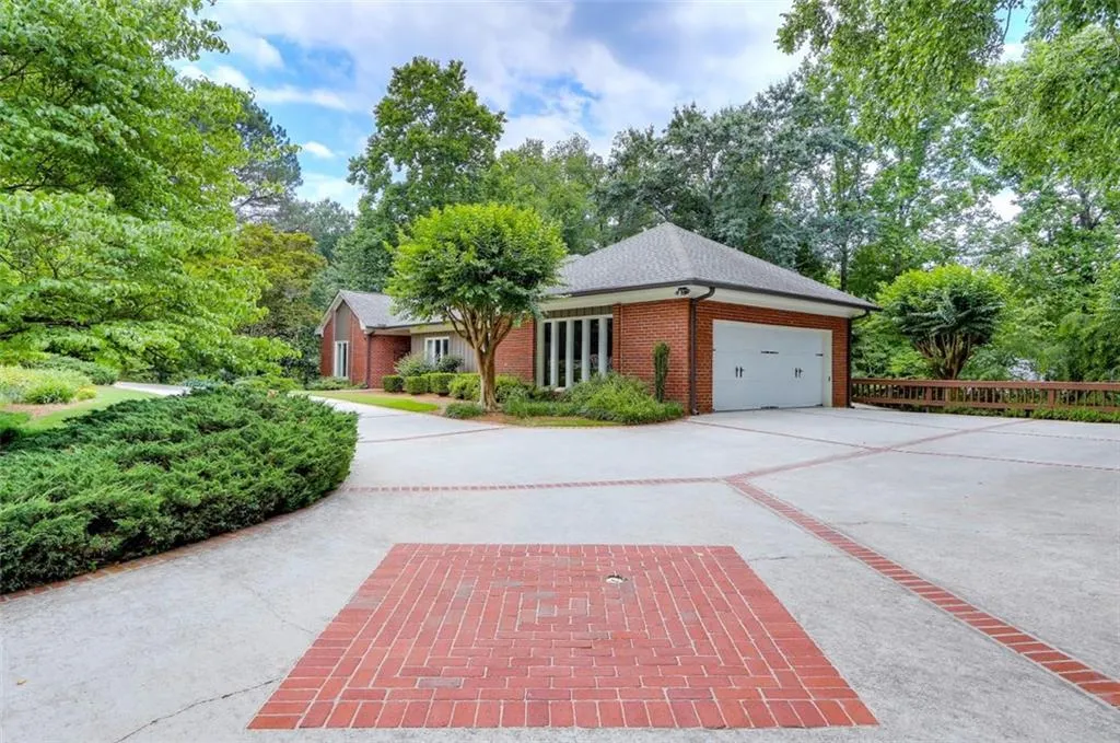 420 Overview Drive, Sandy Springs, Georgia 30327, 4 Bedrooms Bedrooms, ,3 BathroomsBathrooms,Residential,Sold,420 Overview Drive,6729190