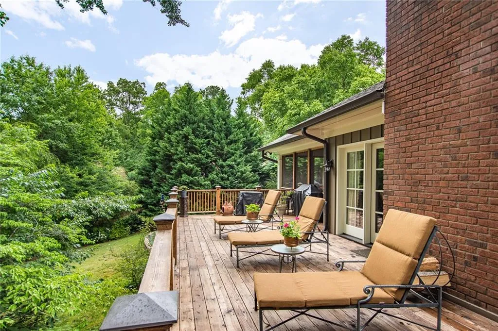 420 Overview Drive, Sandy Springs, Georgia 30327, 4 Bedrooms Bedrooms, ,3 BathroomsBathrooms,Residential,Sold,420 Overview Drive,6729190