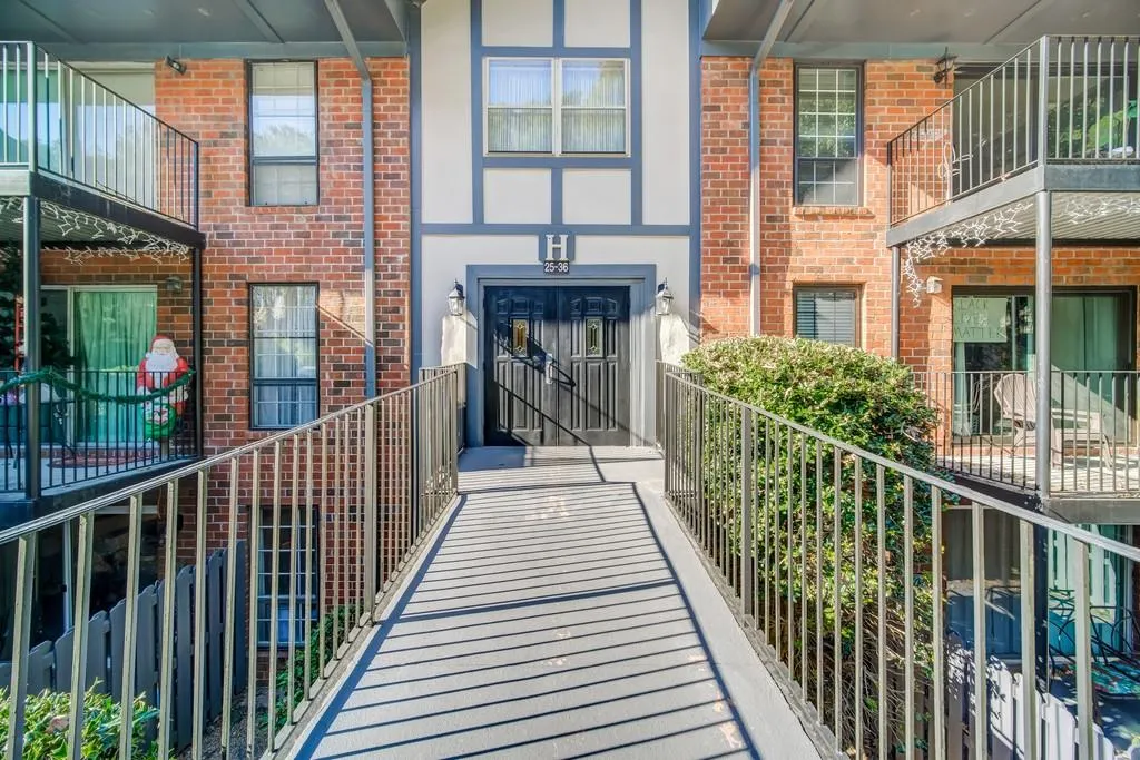 6851 Roswell Road Unit H34, Atlanta, Georgia 30382, 2 Bedrooms Bedrooms, ,2 BathroomsBathrooms,Residential,Sold,6851 Roswell Road Unit H34,6818171