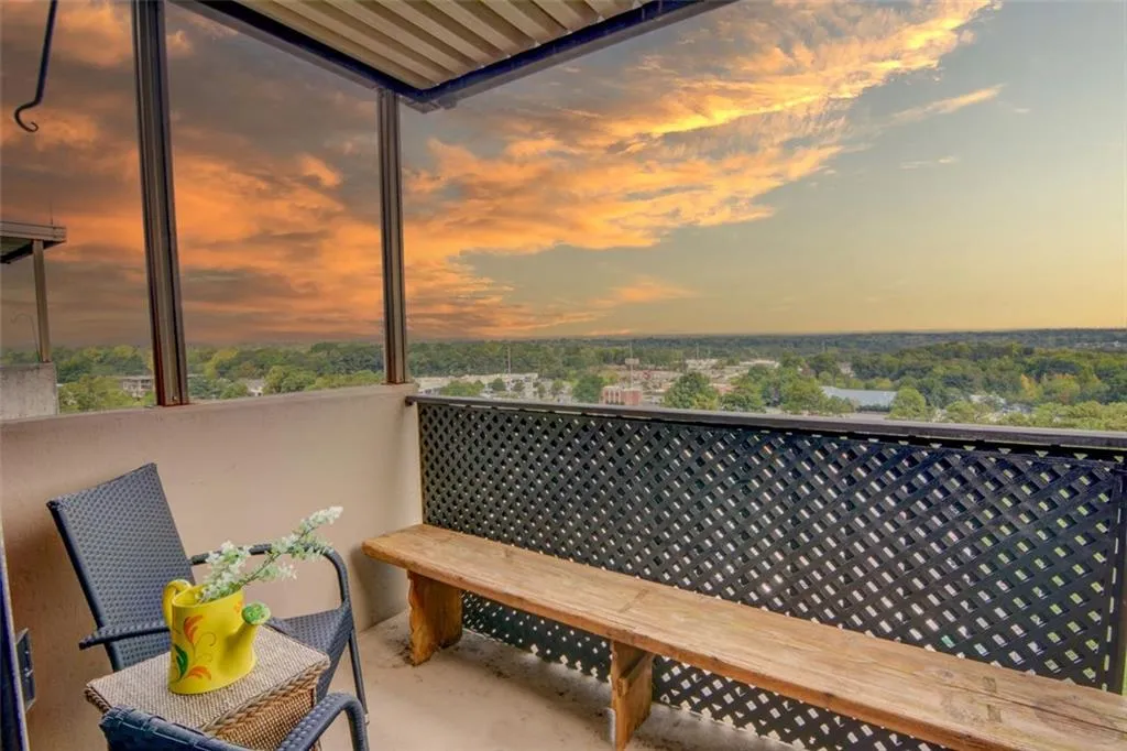 300 Johnson Ferry Road Ne Unit B1003, Sandy Springs, Georgia 30328, 1 Bedroom Bedrooms, ,1 BathroomBathrooms,Residential,Sold,300 Johnson Ferry Road Ne Unit B1003,7460575