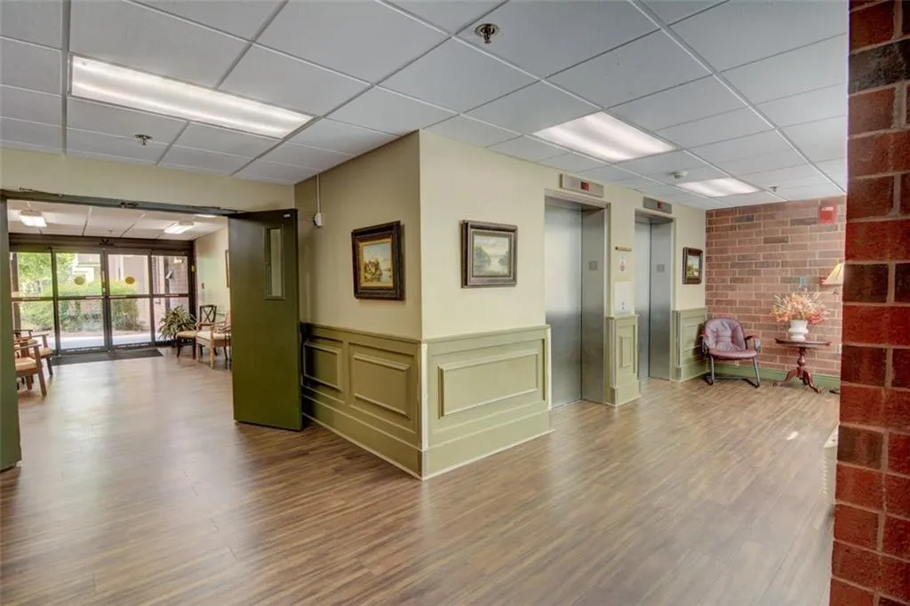 300 Johnson Ferry Road Ne Unit B1003, Sandy Springs, Georgia 30328, 1 Bedroom Bedrooms, ,1 BathroomBathrooms,Residential,Sold,300 Johnson Ferry Road Ne Unit B1003,7460575