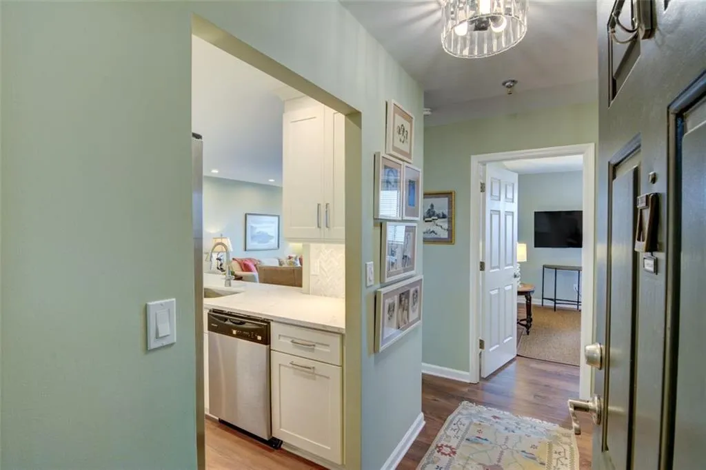 300 Johnson Ferry Road Ne Unit B1003, Sandy Springs, Georgia 30328, 1 Bedroom Bedrooms, ,1 BathroomBathrooms,Residential,Sold,300 Johnson Ferry Road Ne Unit B1003,7460575