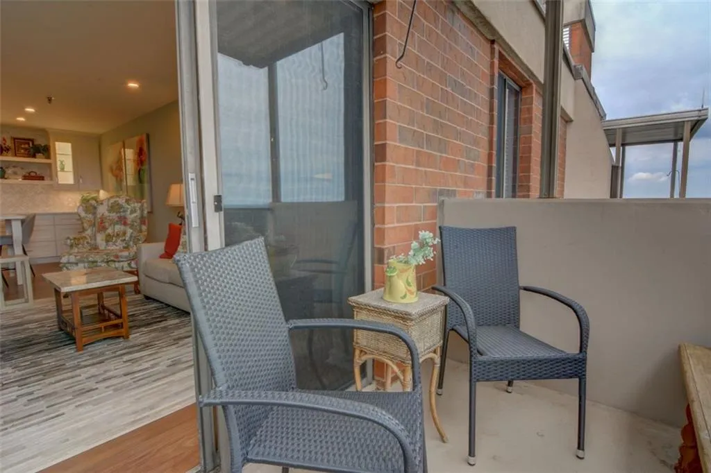 300 Johnson Ferry Road Ne Unit B1003, Sandy Springs, Georgia 30328, 1 Bedroom Bedrooms, ,1 BathroomBathrooms,Residential,Sold,300 Johnson Ferry Road Ne Unit B1003,7460575