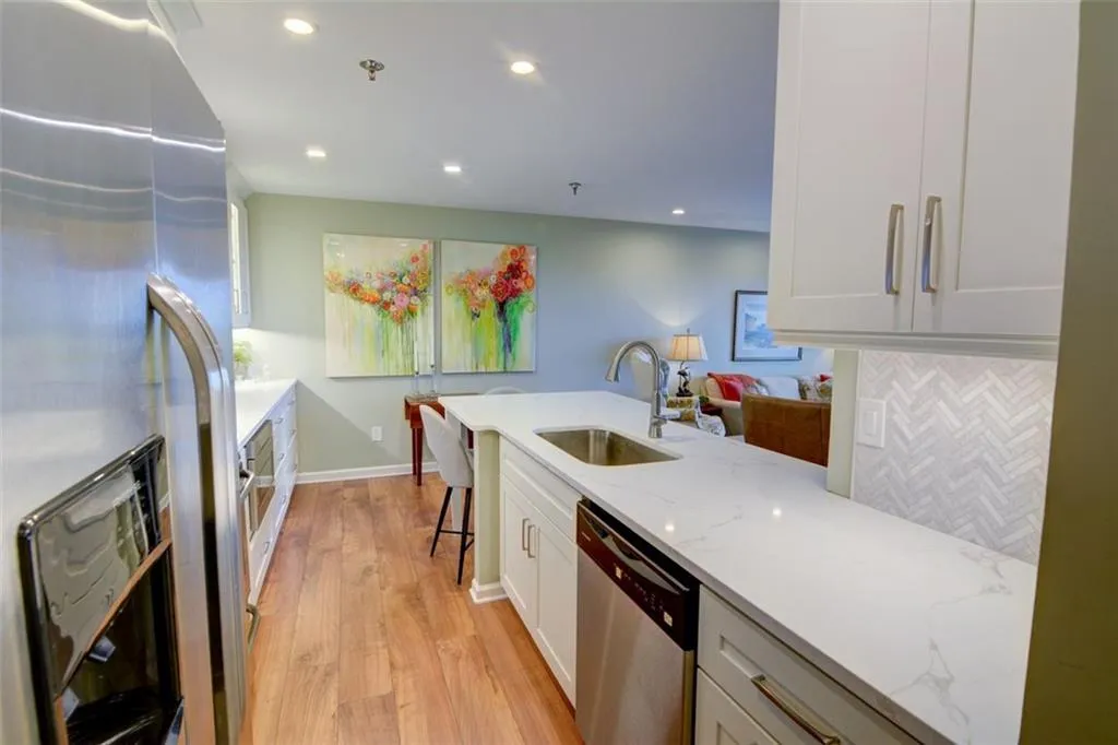 300 Johnson Ferry Road Ne Unit B1003, Sandy Springs, Georgia 30328, 1 Bedroom Bedrooms, ,1 BathroomBathrooms,Residential,Sold,300 Johnson Ferry Road Ne Unit B1003,7460575