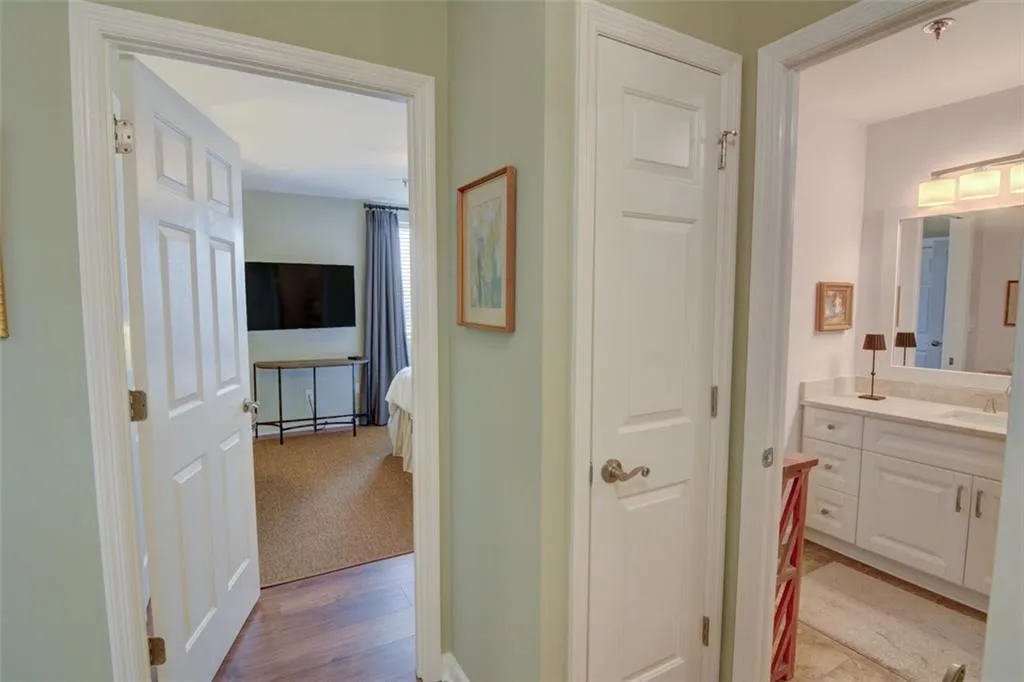 300 Johnson Ferry Road Ne Unit B1003, Sandy Springs, Georgia 30328, 1 Bedroom Bedrooms, ,1 BathroomBathrooms,Residential,Sold,300 Johnson Ferry Road Ne Unit B1003,7460575