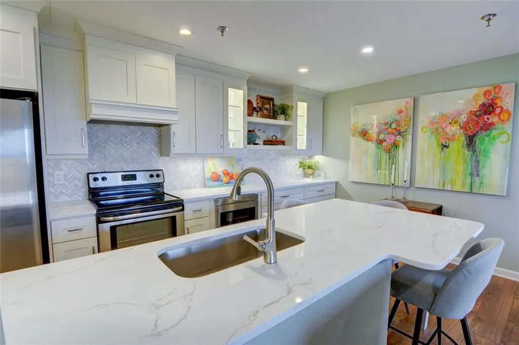 300 Johnson Ferry Road Ne Unit B1003, Sandy Springs, Georgia 30328, 1 Bedroom Bedrooms, ,1 BathroomBathrooms,Residential,Sold,300 Johnson Ferry Road Ne Unit B1003,7460575