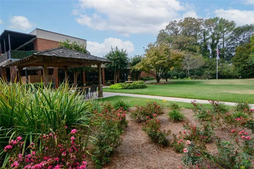 300 Johnson Ferry Road Ne Unit B1003, Sandy Springs, Georgia 30328, 1 Bedroom Bedrooms, ,1 BathroomBathrooms,Residential,Sold,300 Johnson Ferry Road Ne Unit B1003,7460575