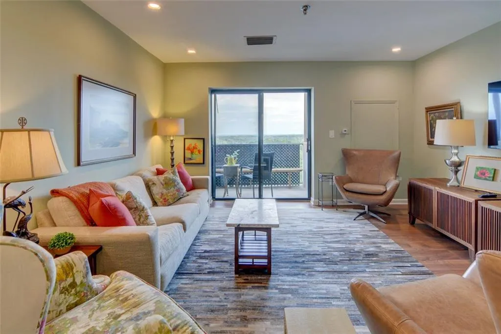 300 Johnson Ferry Road Ne Unit B1003, Sandy Springs, Georgia 30328, 1 Bedroom Bedrooms, ,1 BathroomBathrooms,Residential,Sold,300 Johnson Ferry Road Ne Unit B1003,7460575