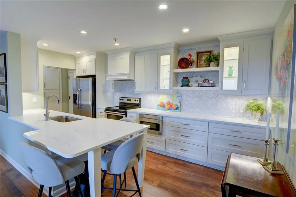 300 Johnson Ferry Road Ne Unit B1003, Sandy Springs, Georgia 30328, 1 Bedroom Bedrooms, ,1 BathroomBathrooms,Residential,Sold,300 Johnson Ferry Road Ne Unit B1003,7460575