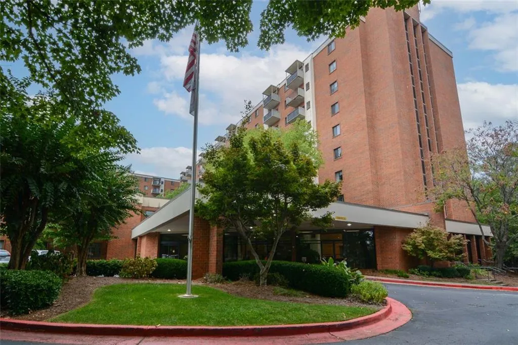 300 Johnson Ferry Road Ne Unit B1003, Sandy Springs, Georgia 30328, 1 Bedroom Bedrooms, ,1 BathroomBathrooms,Residential,Sold,300 Johnson Ferry Road Ne Unit B1003,7460575