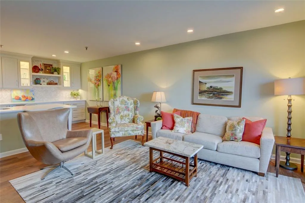 300 Johnson Ferry Road Ne Unit B1003, Sandy Springs, Georgia 30328, 1 Bedroom Bedrooms, ,1 BathroomBathrooms,Residential,Sold,300 Johnson Ferry Road Ne Unit B1003,7460575