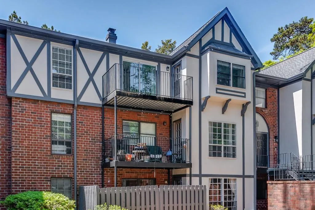 6851 Roswell Road Ne Unit M21, Sandy Springs, Georgia 30328, 3 Bedrooms Bedrooms, ,2 BathroomsBathrooms,Residential,Sold,6851 Roswell Road Ne Unit M21,6715807