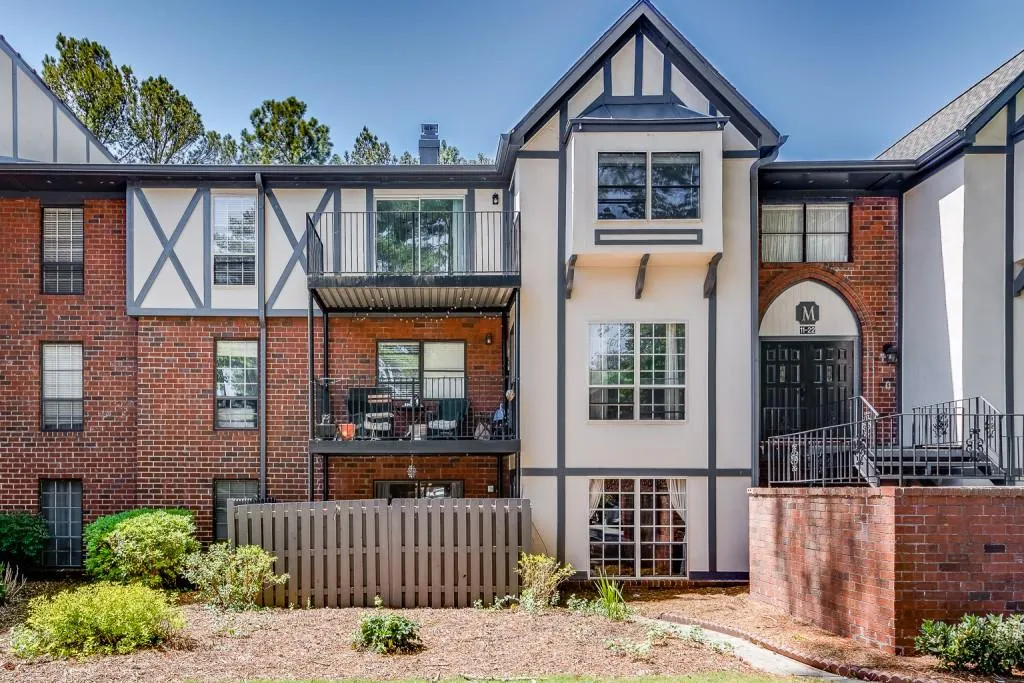 6851 Roswell Road Ne Unit M21, Sandy Springs, Georgia 30328, 3 Bedrooms Bedrooms, ,2 BathroomsBathrooms,Residential,Sold,6851 Roswell Road Ne Unit M21,6715807