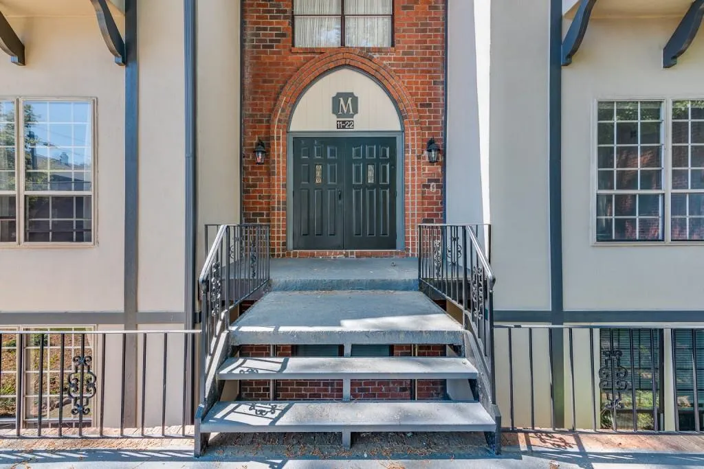 6851 Roswell Road Ne Unit M21, Sandy Springs, Georgia 30328, 3 Bedrooms Bedrooms, ,2 BathroomsBathrooms,Residential,Sold,6851 Roswell Road Ne Unit M21,6715807