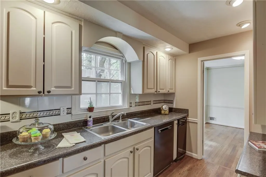 6716 Wright Road, Sandy Springs, Georgia 30328, 6 Bedrooms Bedrooms, ,4 BathroomsBathrooms,Residential,Sold,6716 Wright Road,6708105